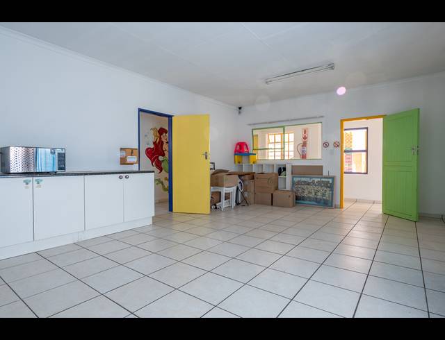 600M² BUILDING FOR SALE IN HURLYVALE